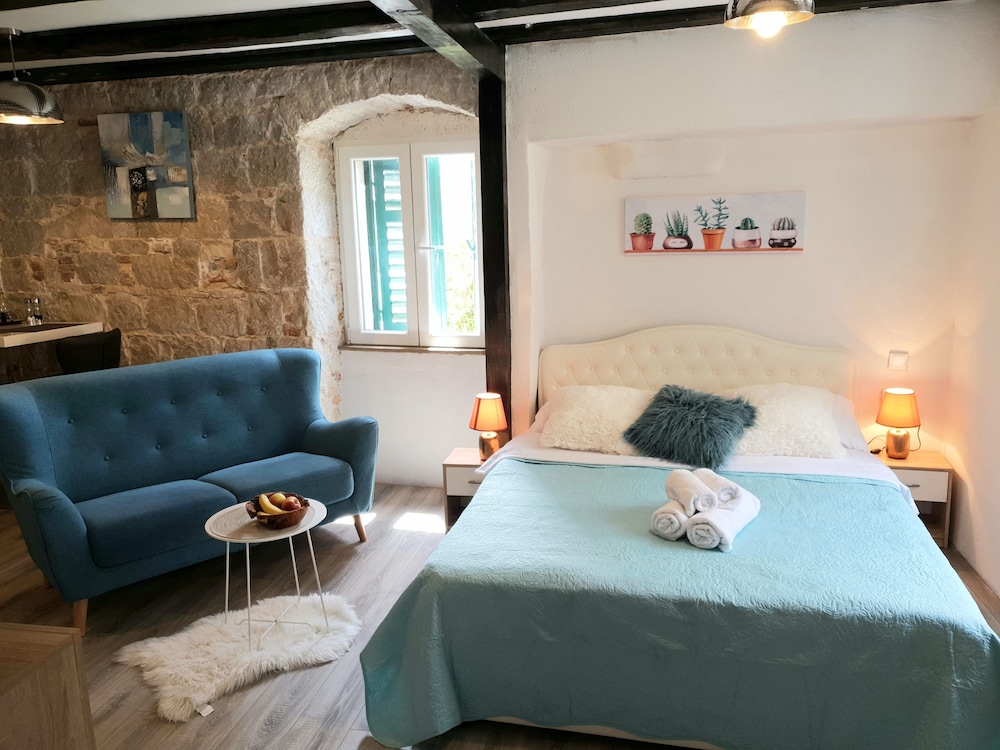Deluxe Studio, 1 Queen Bed, Non Smoking, City View