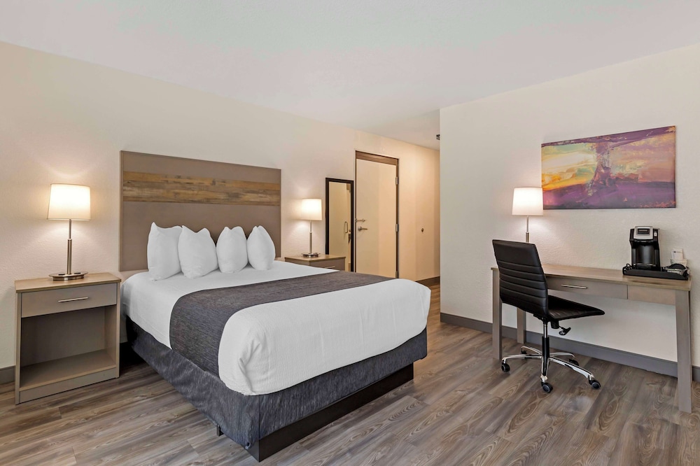 Standard Room, 1 Queen Bed, Accessible, Refrigerator & Microwave - Photo 1