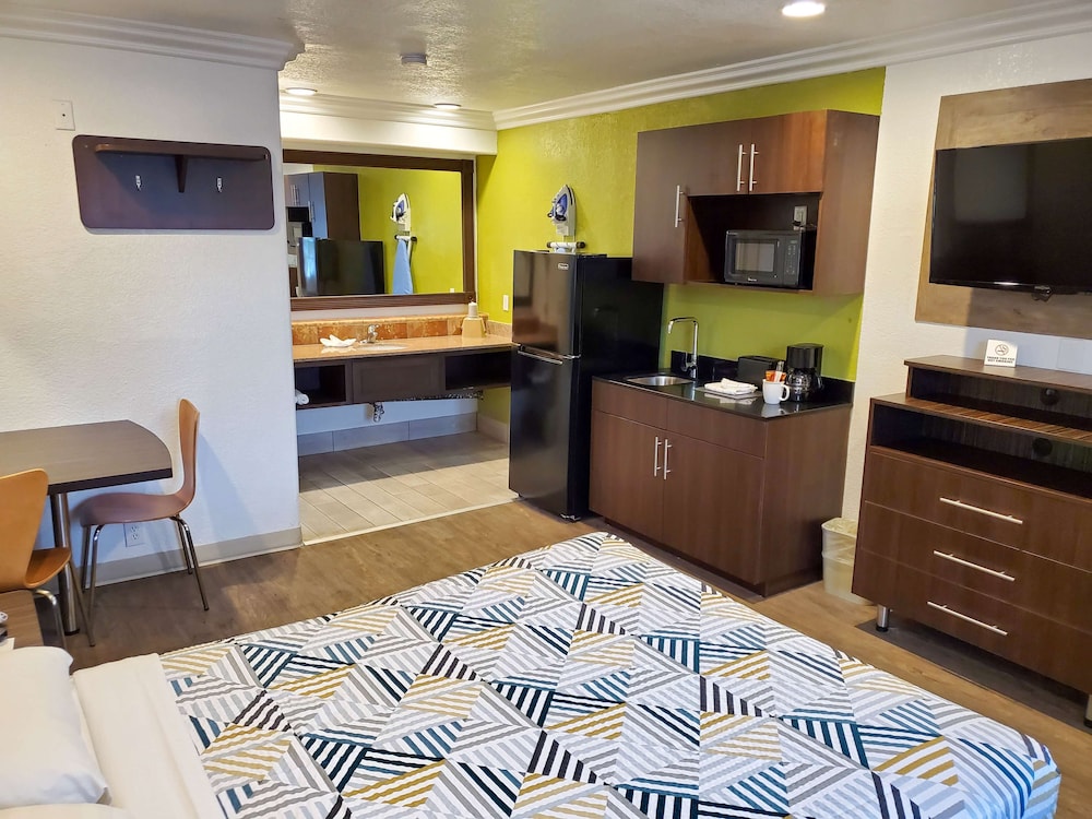 Standard Room, 1 Queen Bed, Non Smoking, Kitchenette - Photo 3