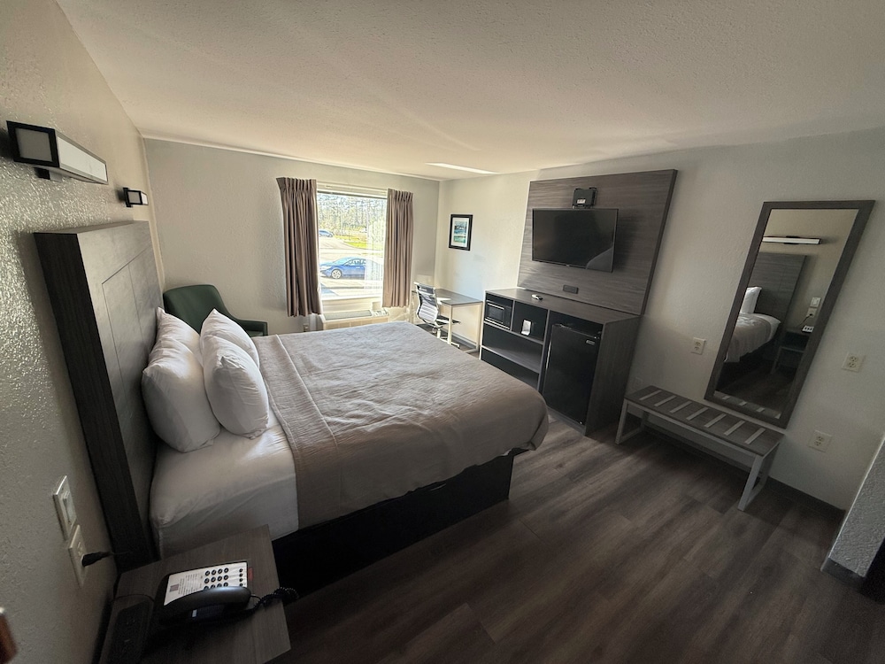 Standard Room, 1 King Bed, Non Smoking - Photo 6