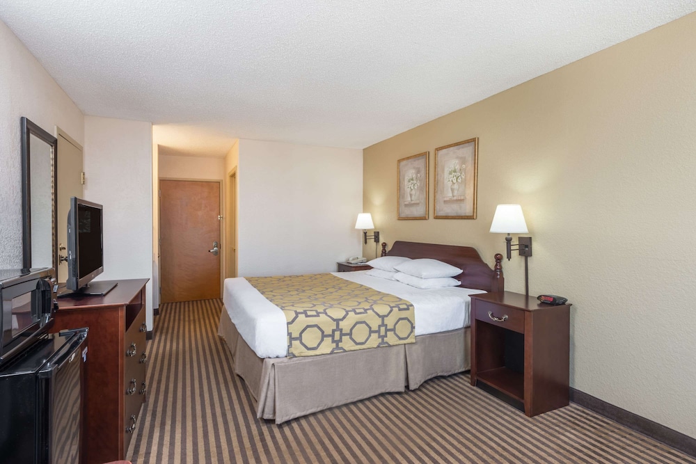 Standard Room, 1 King Bed photo 1