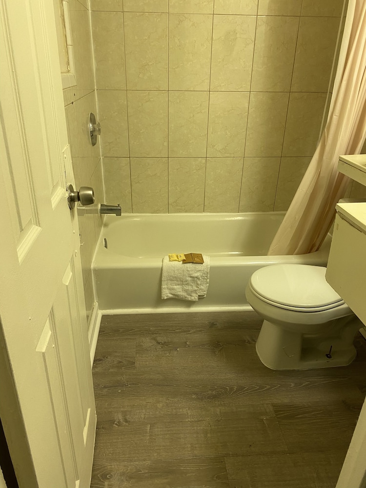 Standard Room, 2 Queen Beds, Smoking - Photo 8
