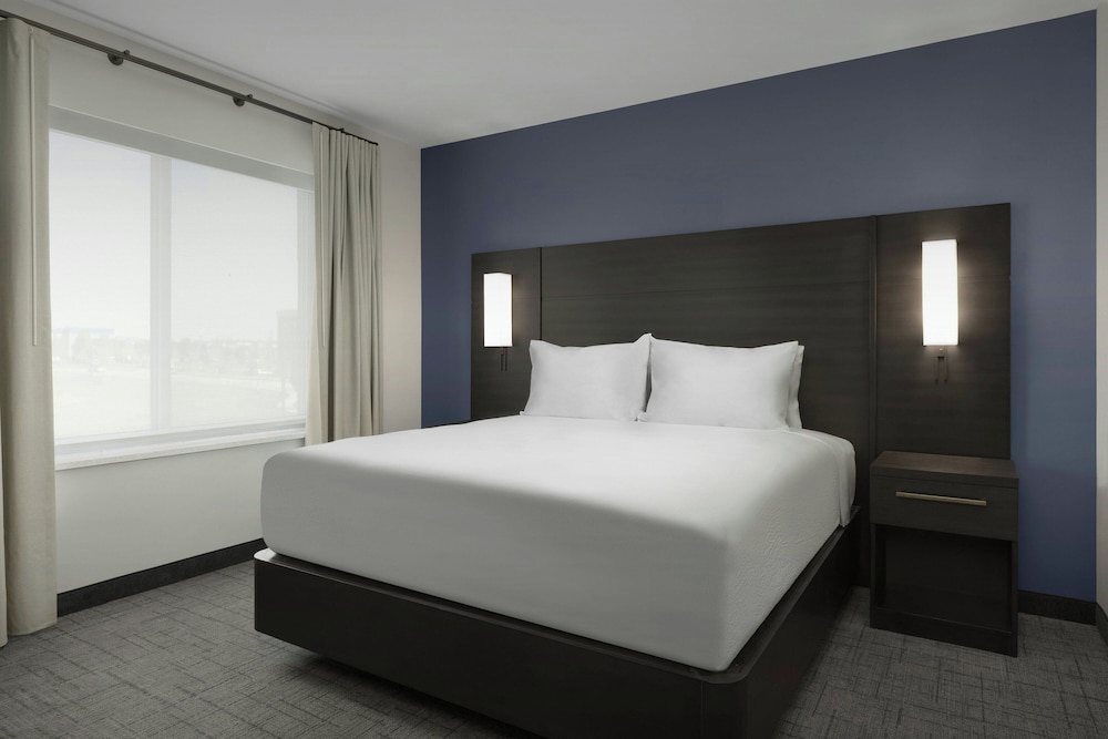 Suite, 1 Bedroom (Mobility/Hearing Access, Roll-in Shwr)