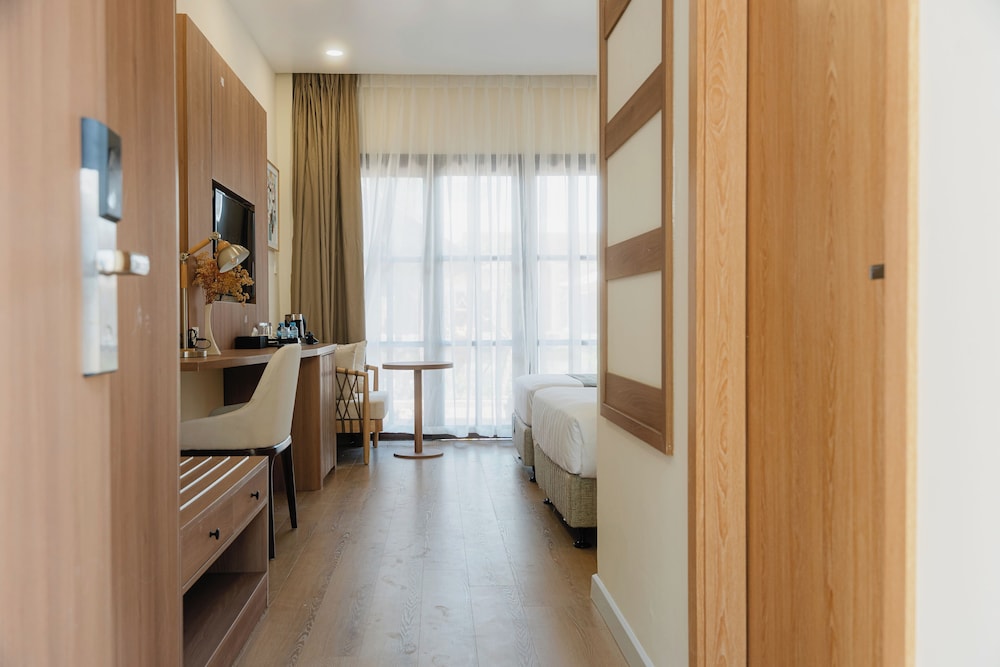 Deluxe Double Room Single Use, 1 Bedroom, Non Smoking, Lake View - Photo 9