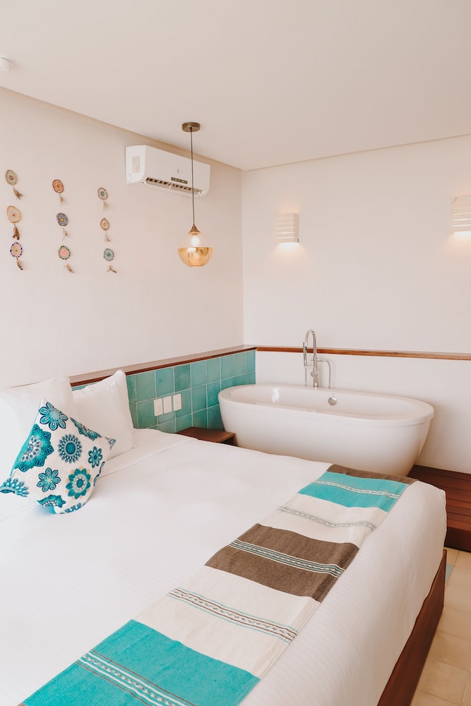 Honeymoon Suite Ocean Front and plunge pool photo 2
