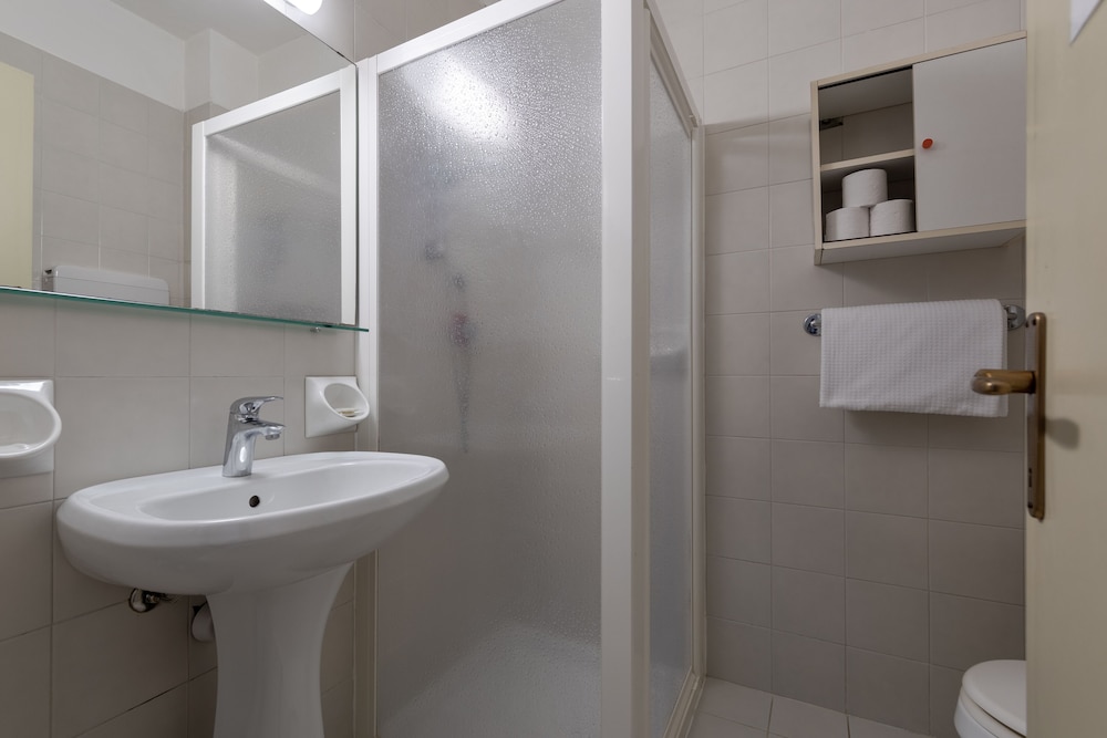Standard Quadruple Room - Photo 5