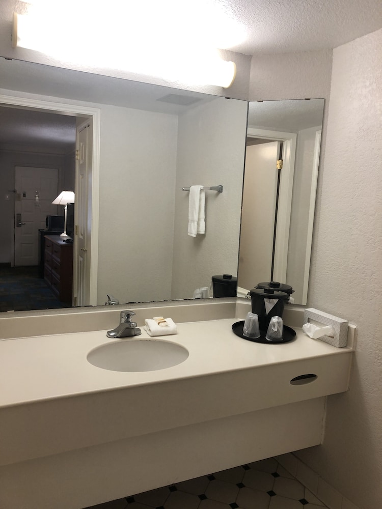 Deluxe Room, 1 King Bed, Non Smoking (Exterior Access) - Photo 5