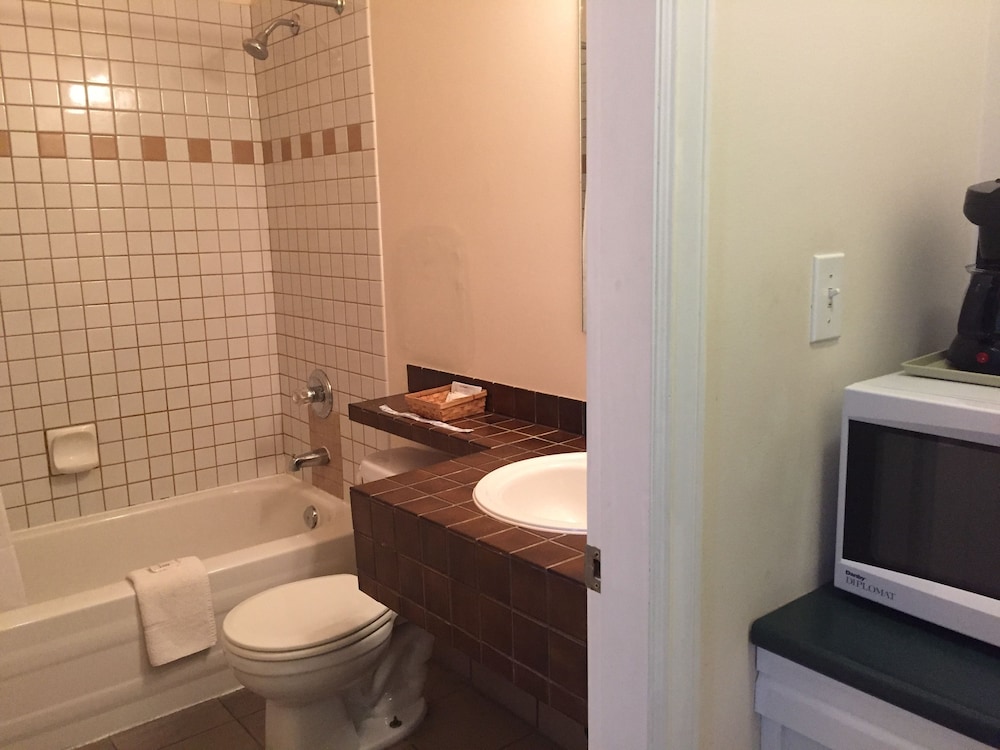 Room, 3 Twin Beds, Private Bathroom photo 3