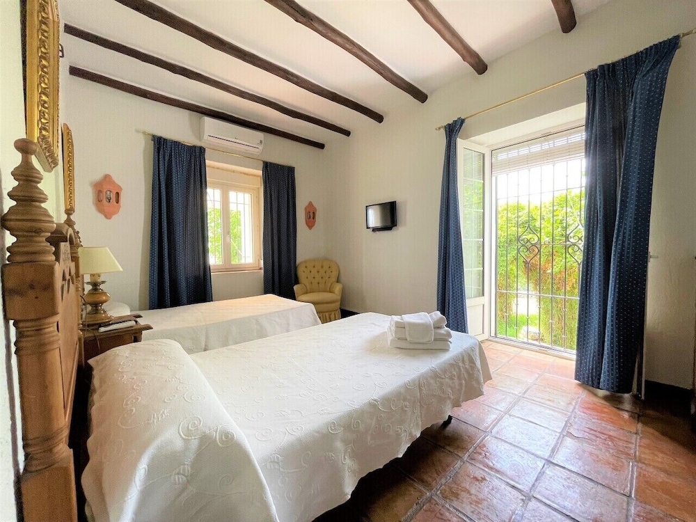 Deluxe Twin Room, Private Bathroom, Courtyard View photo 3