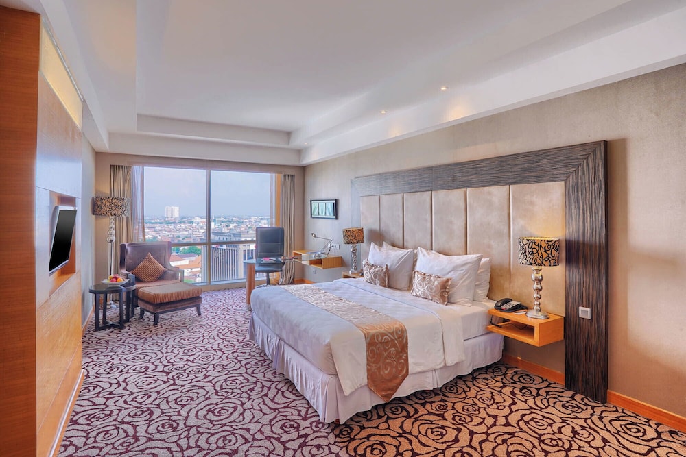 Deluxe Room, 1 King Bed (Grand) photo 2