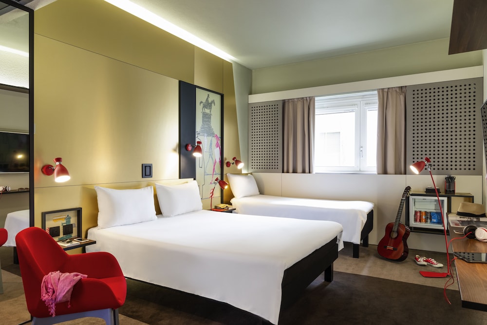 Premium Room, Multiple Beds (1 double bed and 1 single bed), photo 6