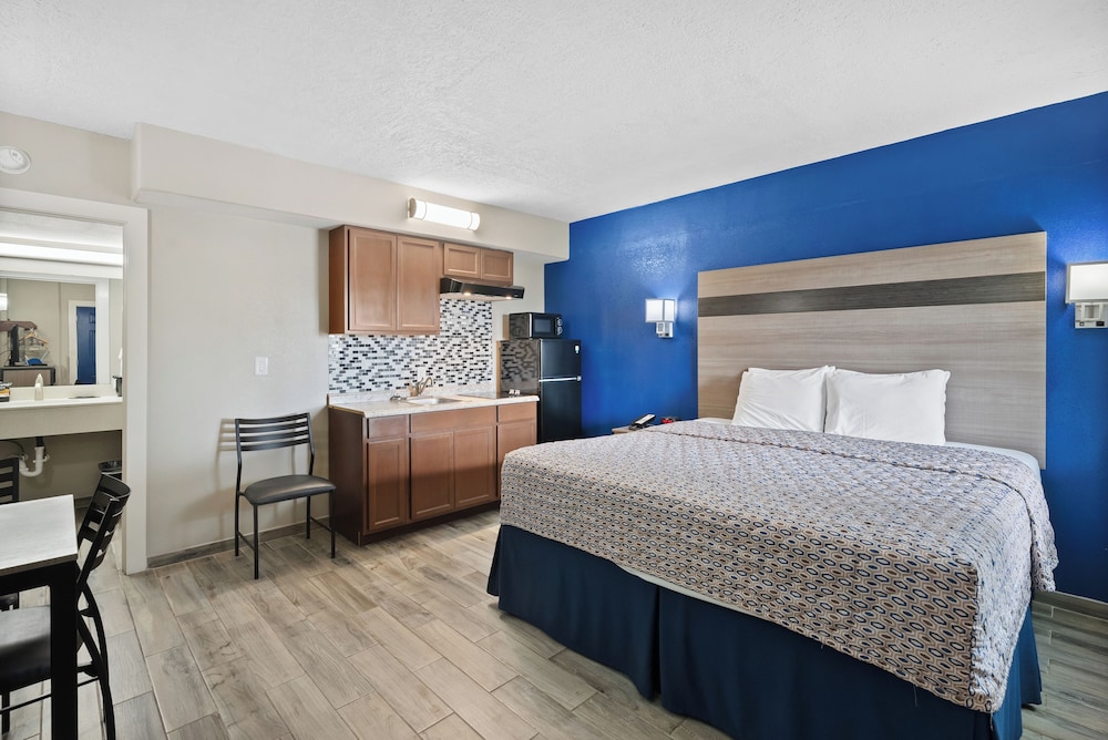 Standard Room, 1 King Bed, Mobility Accessible, Kitchenette - Photo 6