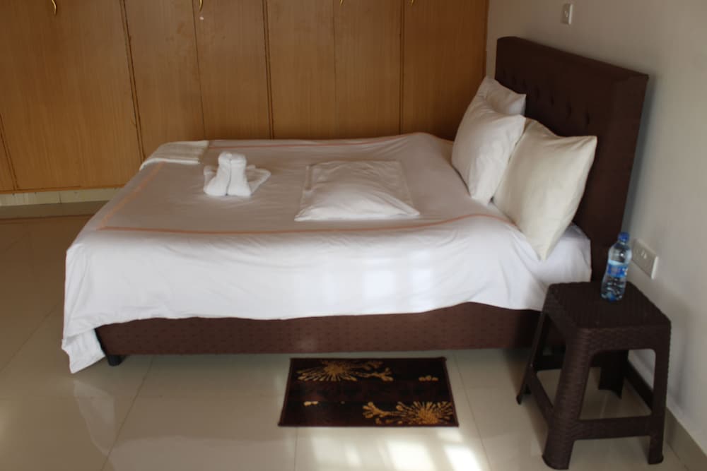 Basic Single Room, 1 Double Bed, Shared Bathroom, Park View photo 1
