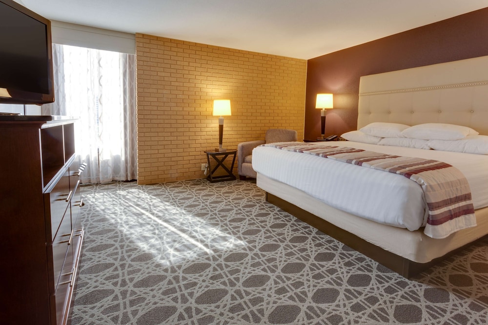 Deluxe Suite, 1 King Bed with Sofa bed, Refrigerator & Microwave (2 Rooms, Oversized) photo 2