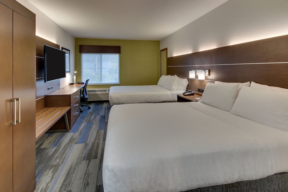 Standard Room, 2 Queen Beds (Top Floor) - Photo 9