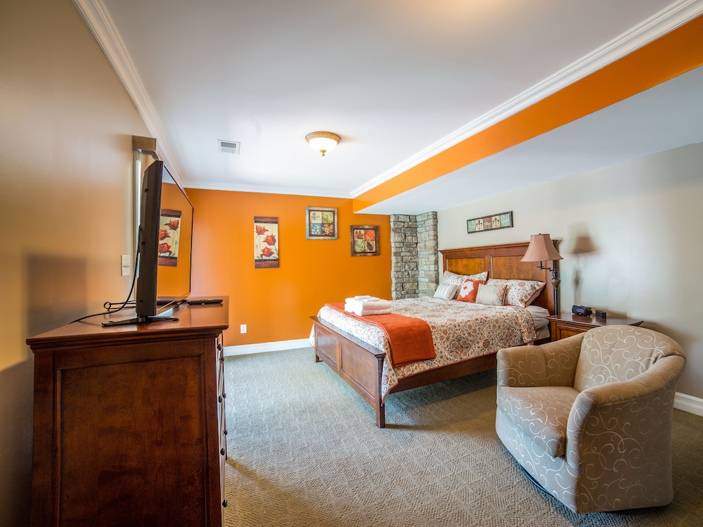 Suite, 1 King Bed (Latitude) photo 2