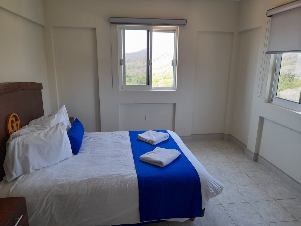Suite, 3 Bedrooms, Sea View (E) photo 1