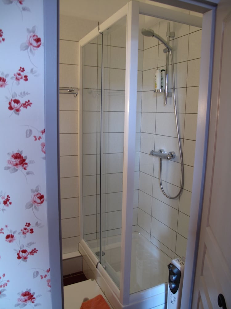 Comfort Double Room, Private Bathroom, Garden View (Chambre rose) photo 2