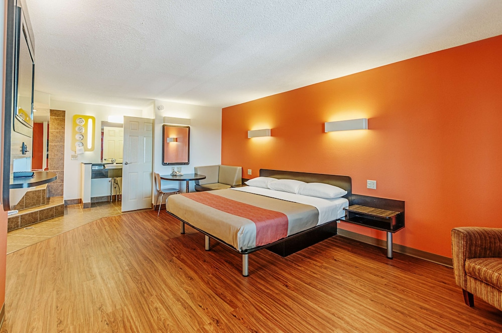 Deluxe Suite, 1 King Bed, Non Smoking, Hot Tub photo 1