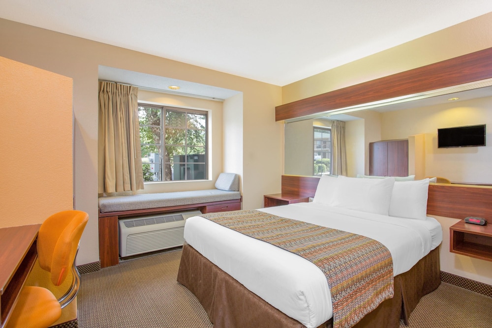 Standard Room, 1 Queen Bed - Photo 6