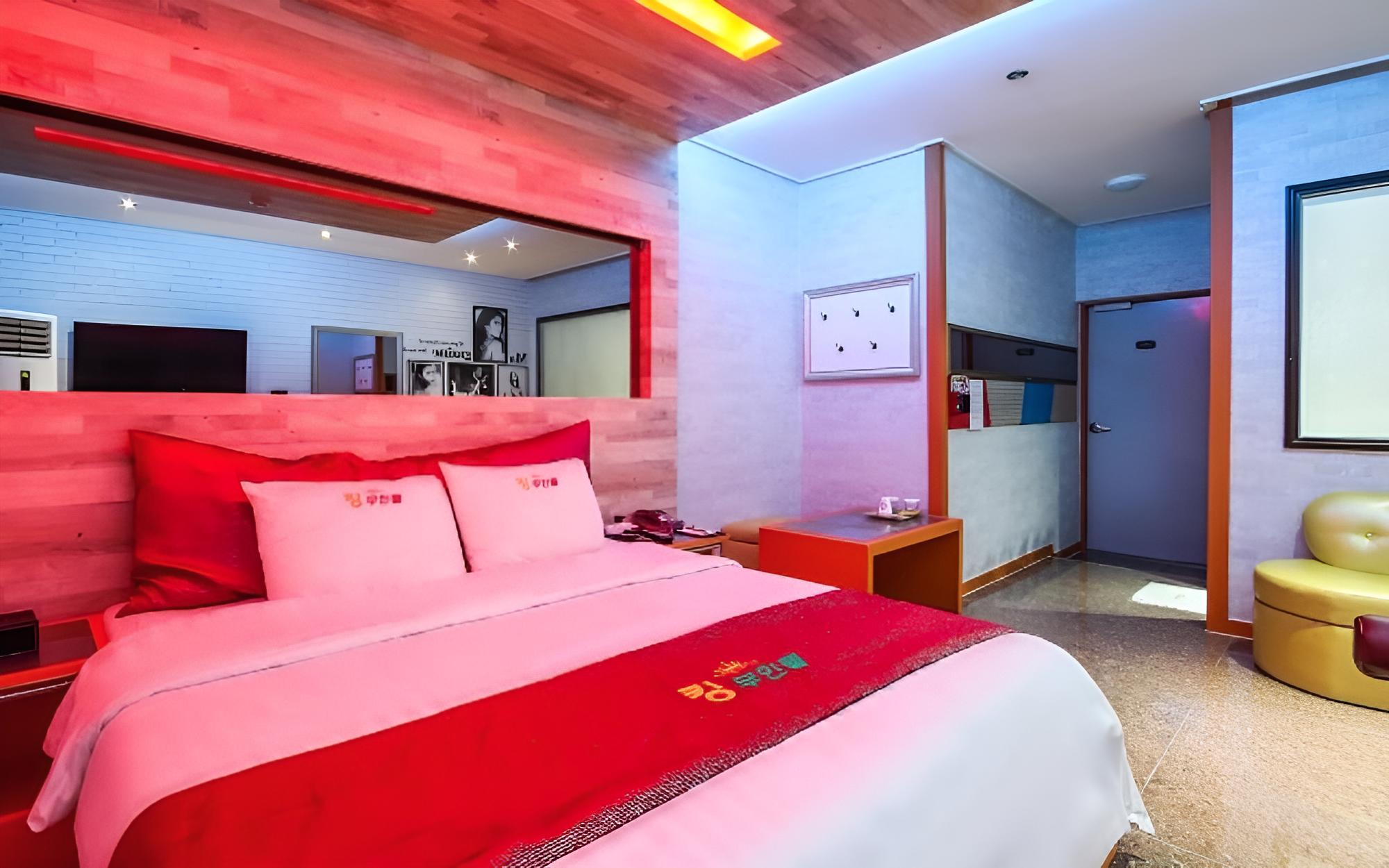 Room (Standard Room (Netflix Massage Bed So) - Photo 10