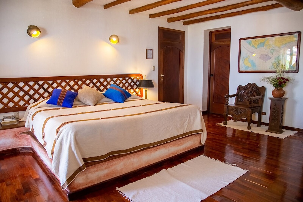Luxury Room, 1 King Bed, Non Smoking, Lake View photo 1