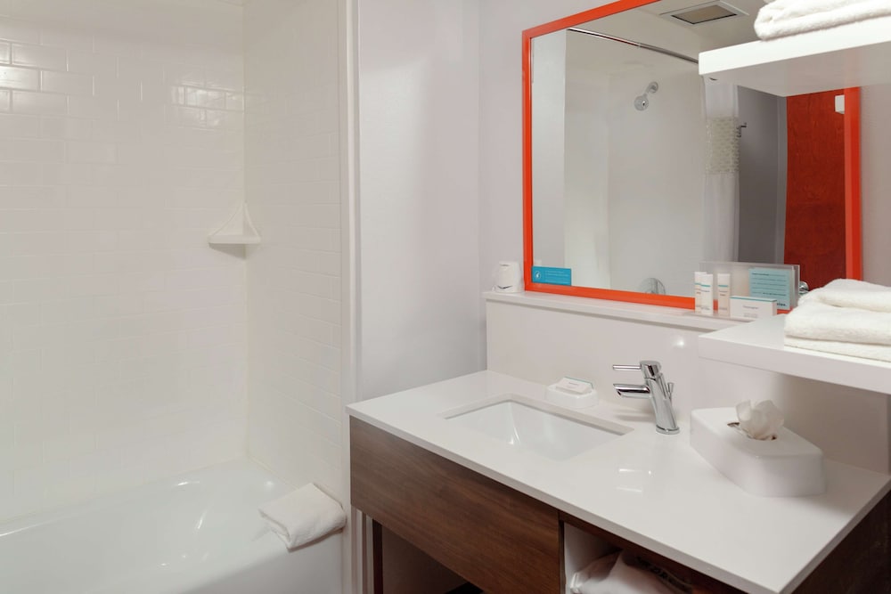 Room, 1 King Bed, Accessible, Non Smoking (Bathtub) - Photo 2