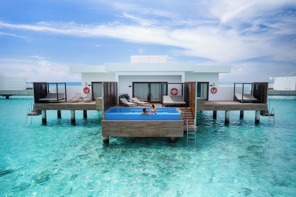 Suite, Overwater (Swim-Up | B2C-CA)