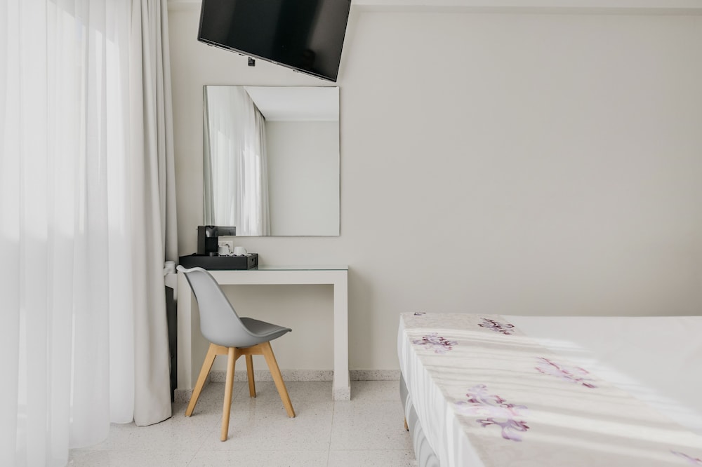 Superior Double Room, 2 Twin Beds, Pool Access photo 1