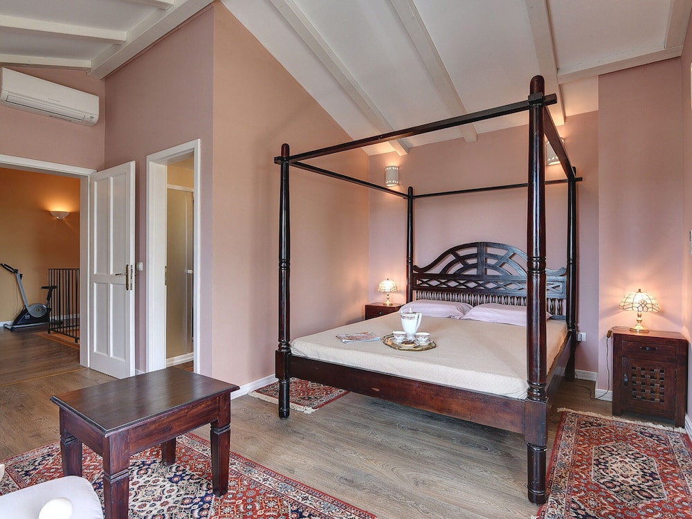 Villa photo 2