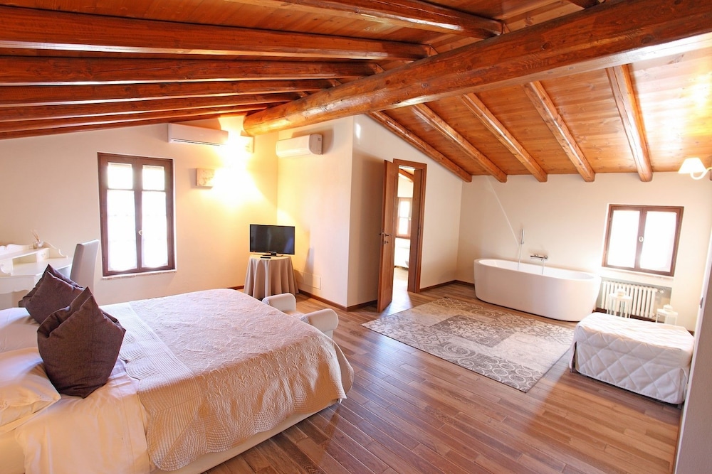 Deluxe Double Room, Ensuite, Hill View photo 2