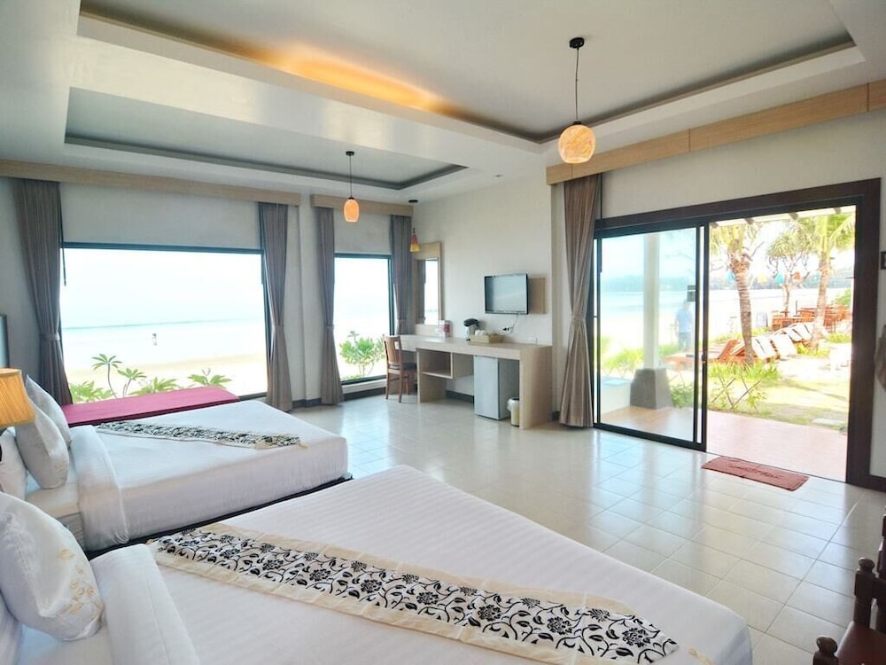 Family Room, Beachfront photo 3