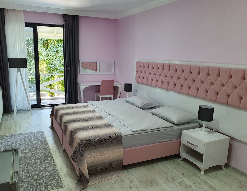 Standard Room, 1 Queen Bed, Garden View photo 3
