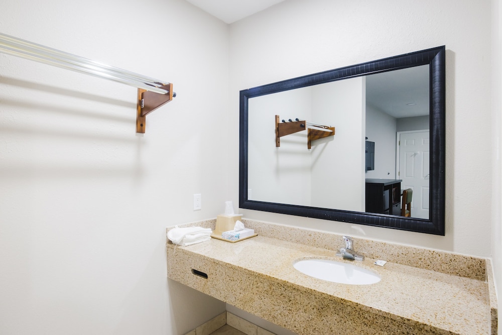 Room, 1 King Bed, Non Smoking, Kitchenette - Photo 12