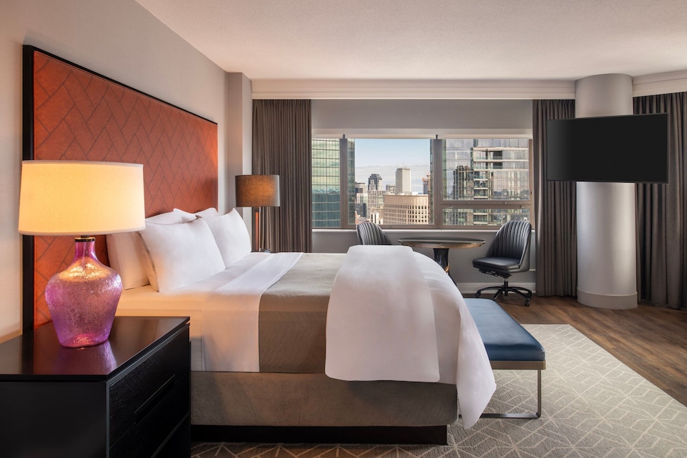 Studio Suite, 1 King Bed, City View, Corner