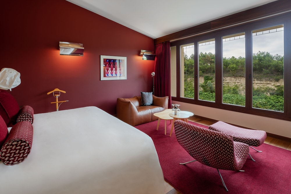 Deluxe Room, 1 King Bed (View) thumbnail 6