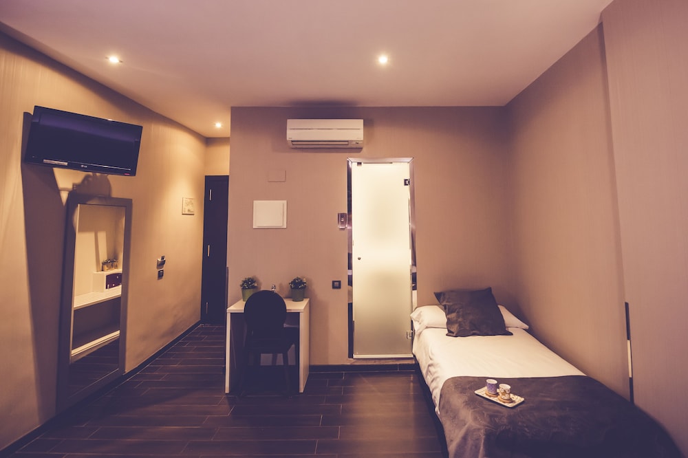 Basic Quadruple Room, Private Bathroom photo 3