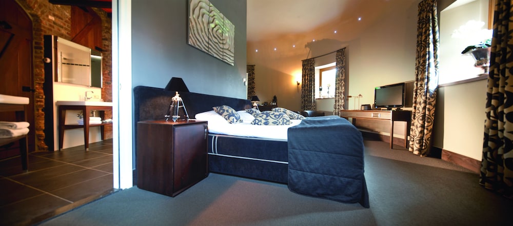 Junior Suite, 1 Double Bed, Bathtub, Tower photo 2