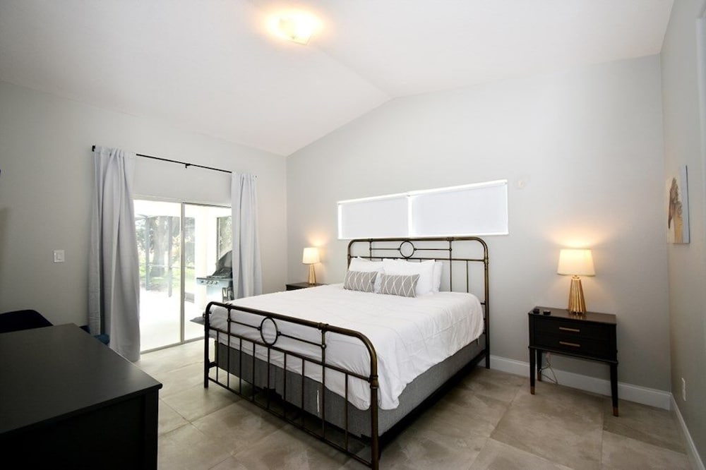 House, 5 Bedrooms photo 2