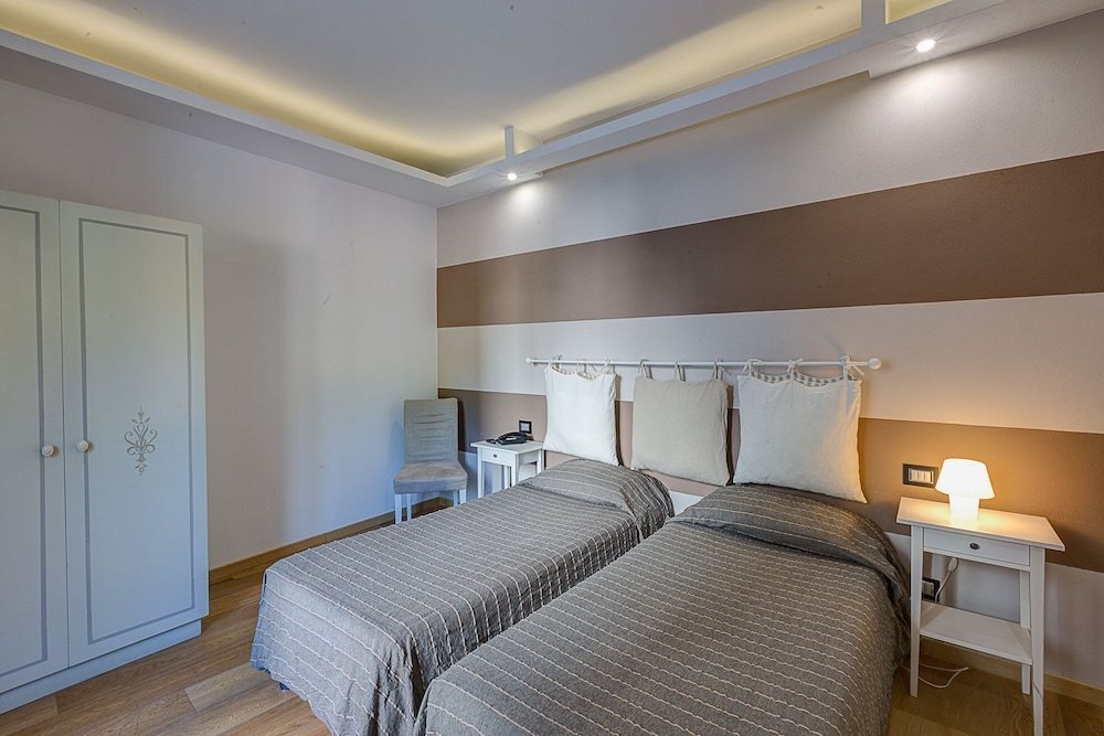 Double Room (Green)