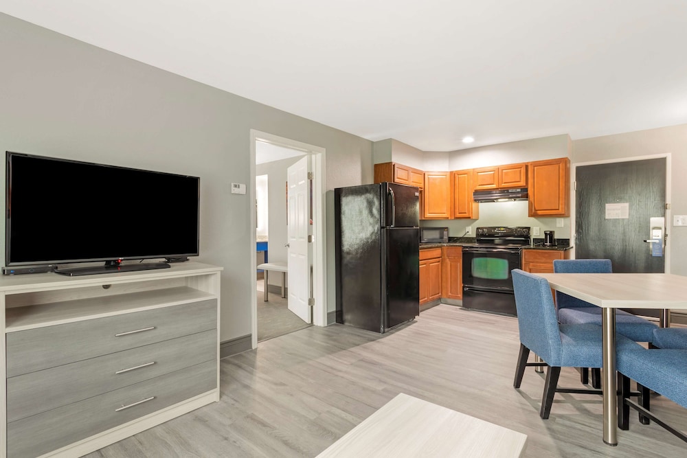 Suite, 1 King Bed, Non Smoking, Kitchen (with Sofabed, Full Kitchen) - Photo 3