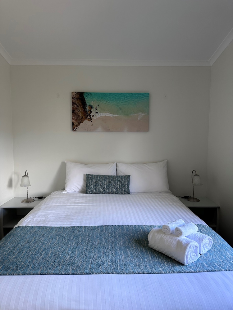Deluxe Cabin, 2 Bedrooms, Kitchenette, Courtyard View (Deluxe Ensuite Cabin) photo 2