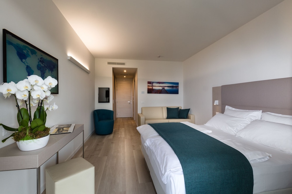 Superior Room, Partial Lake View photo 1
