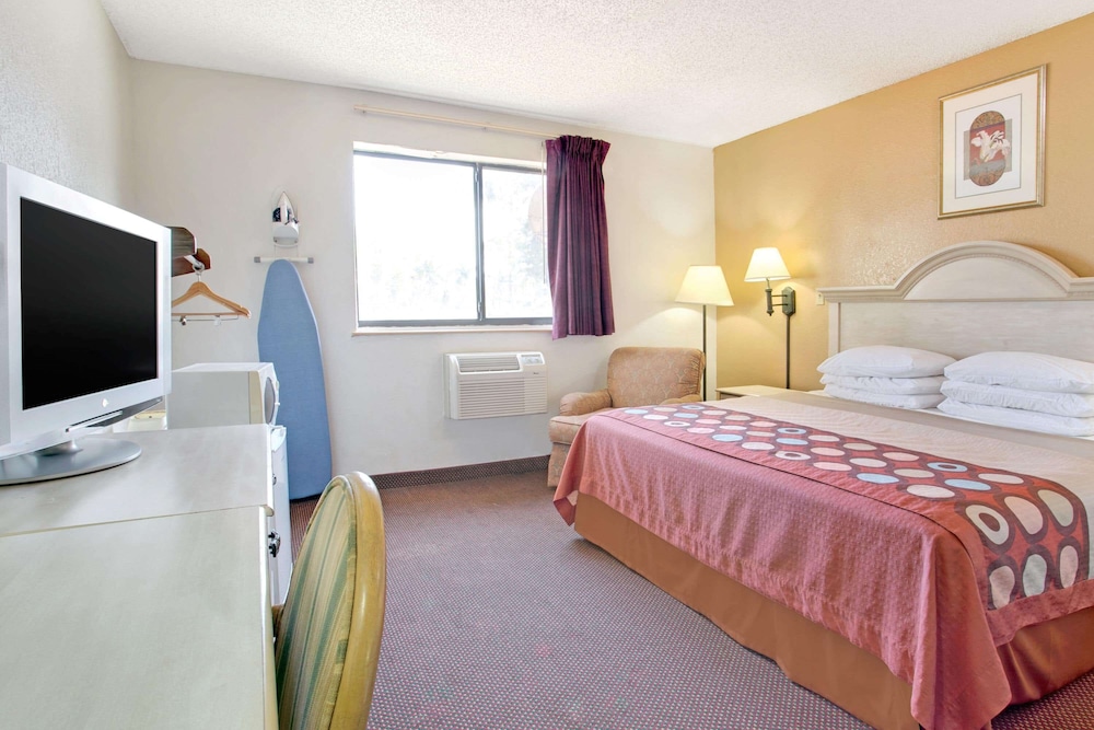 Suite, 1 King Bed, Accessible, Non Smoking (Mobility/Hearing, roll-in shower) photo 1