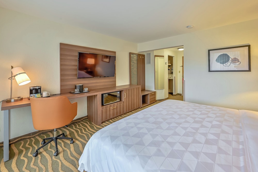 Standard Room, 1 King Bed, Balcony, Pool View photo 2