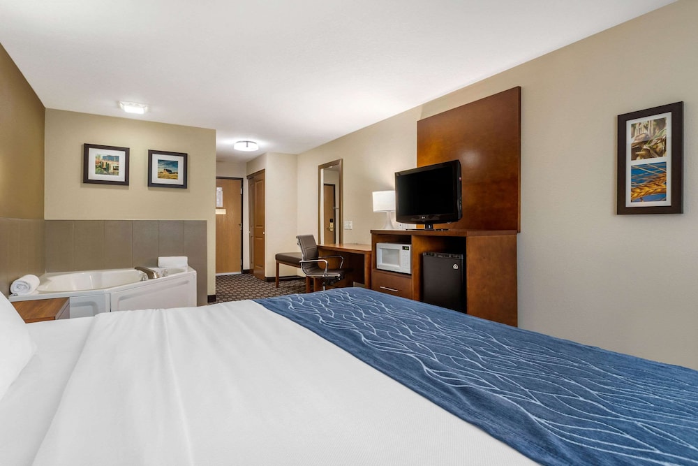 Standard Room, 1 King Bed, Non Smoking - Photo 3