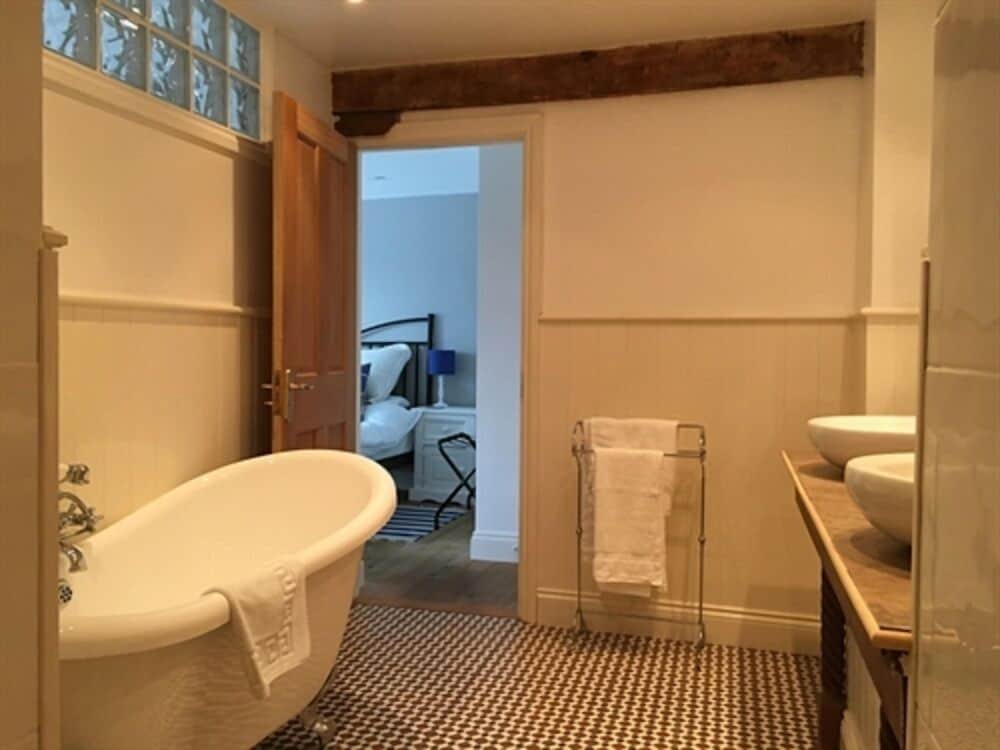Deluxe Room, Ensuite photo 2