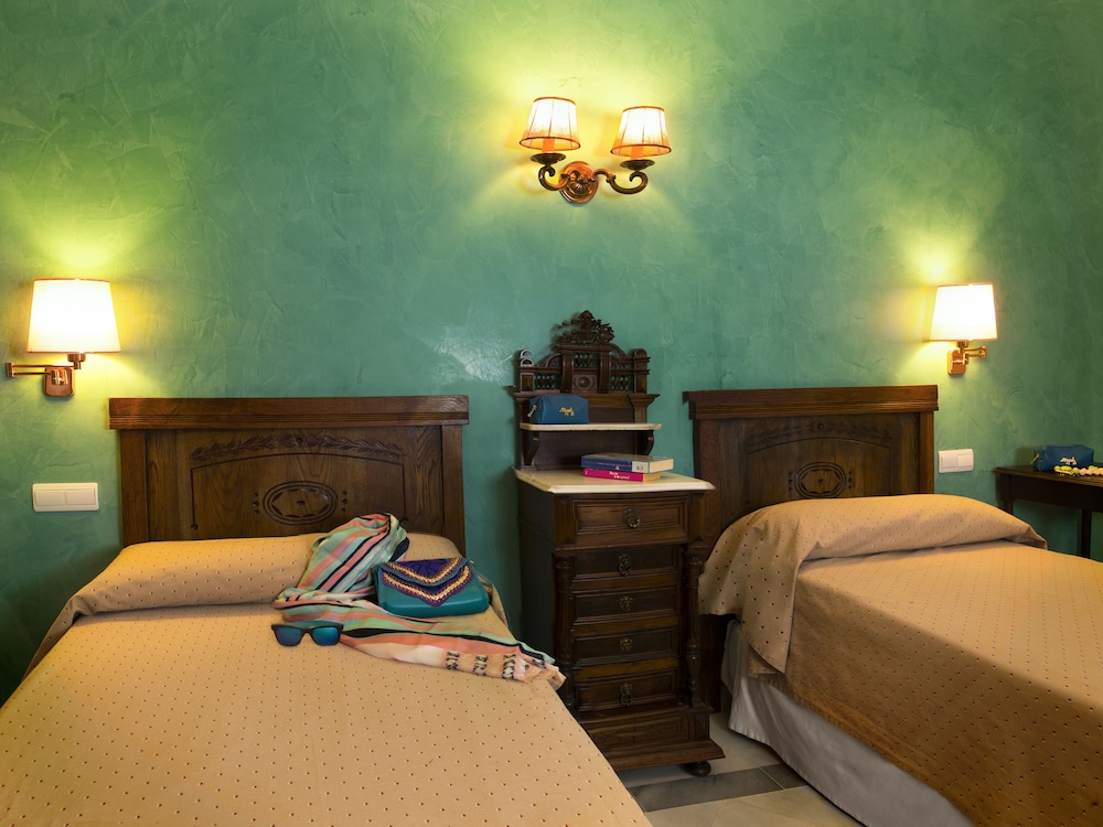 Double or Twin Room - Photo 5