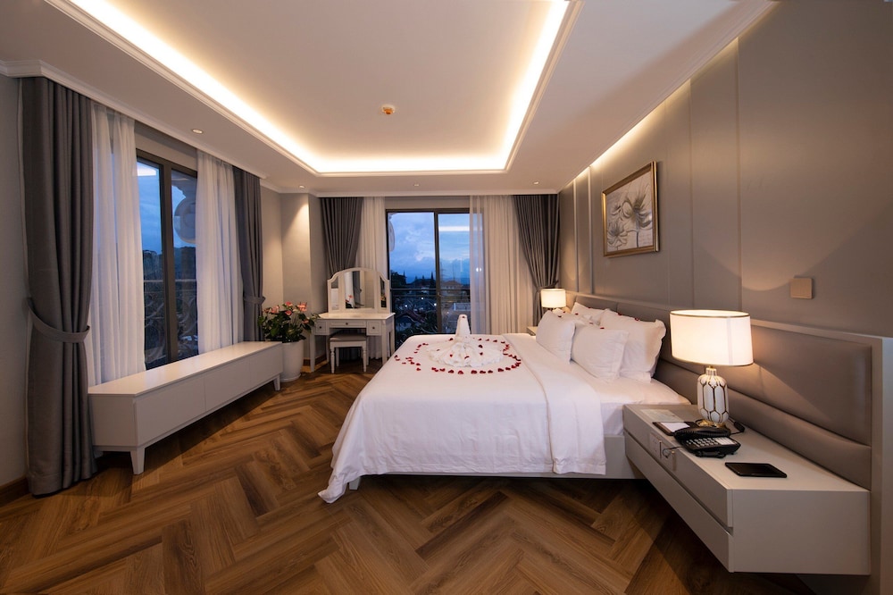 Executive Suite - Photo 1