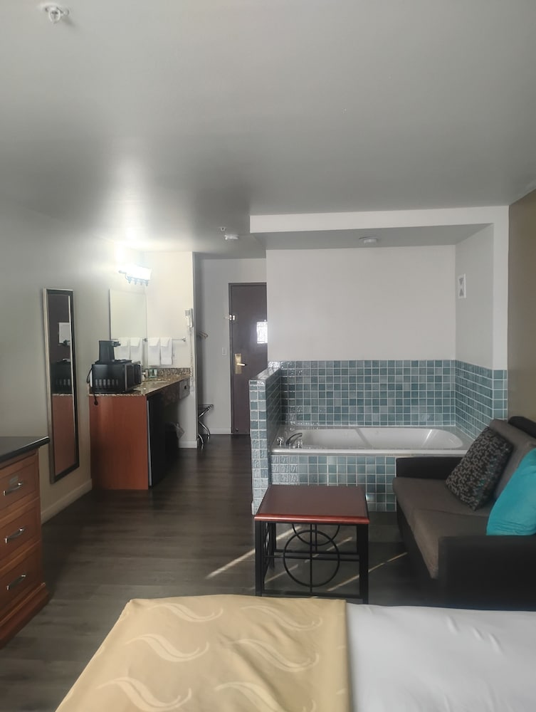 King Suite / Jacuzzi photo 1